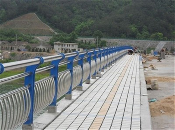 韶关不锈钢桥梁护栏的特性及其在现代建筑中的应用